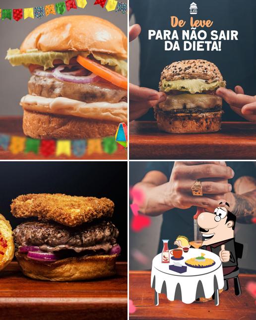 Peça um dos hambúrgueres disponíveis no Ô VÉI Hamburgueria