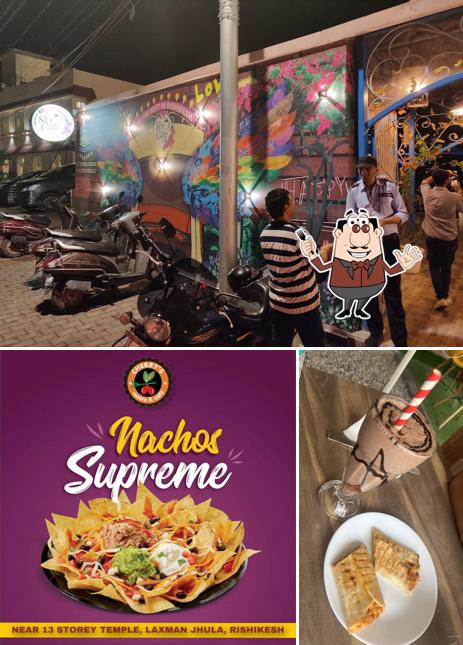 Among different things one can find food and exterior at Cherry’s the riverside restro & café