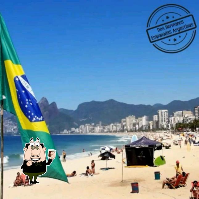 Desfrute de um drinque no Empanadas Dos Hermanos