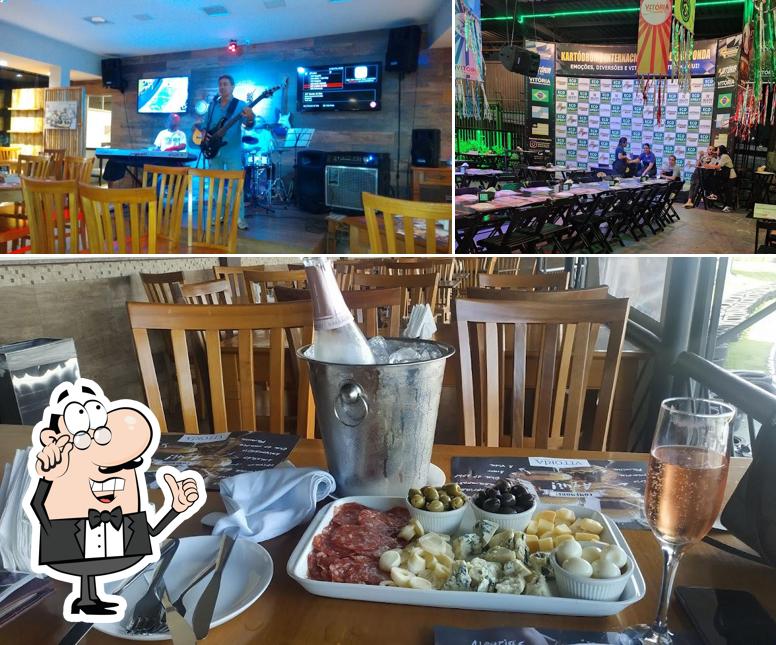 Sente em uma das mesas no Vitória Restaurante & Choperia