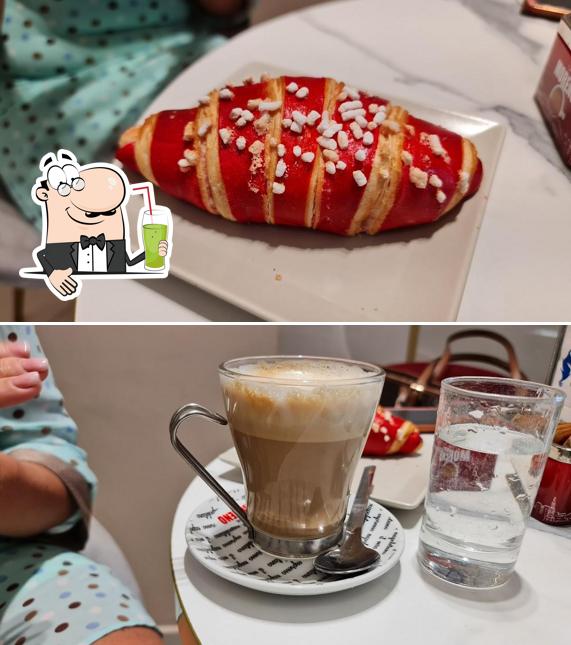 Goditi un drink a Cafe De Flore