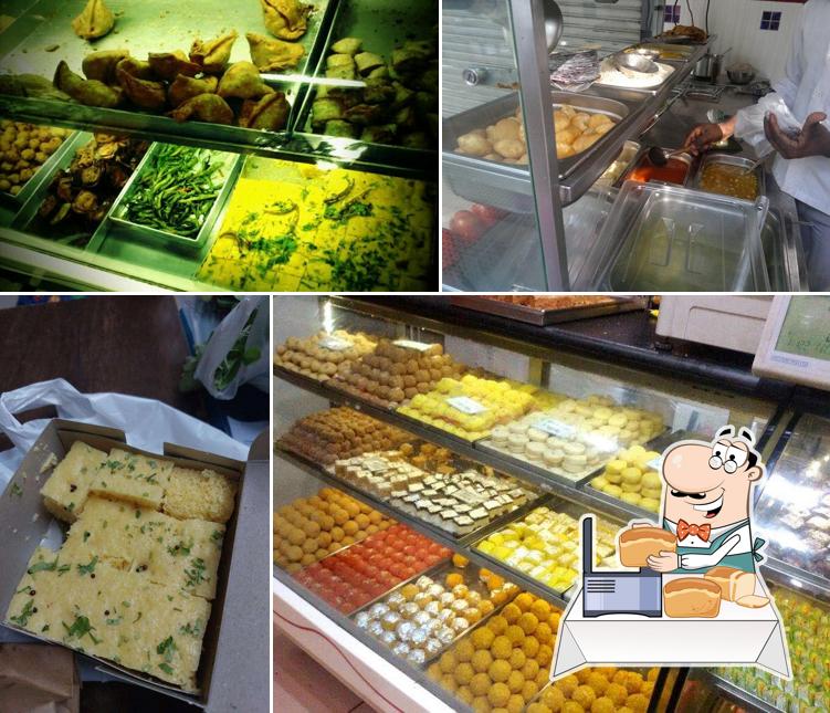 Garlic bread at Joshi Sweets