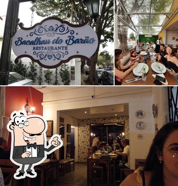 Sente em uma das mesas no Amigos do Português Jundiaí