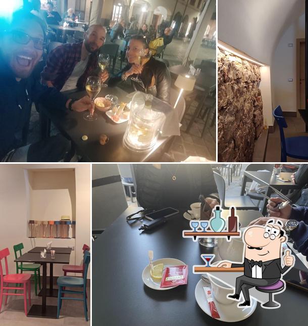 Siediti a un tavolo di Bar Garibaldi