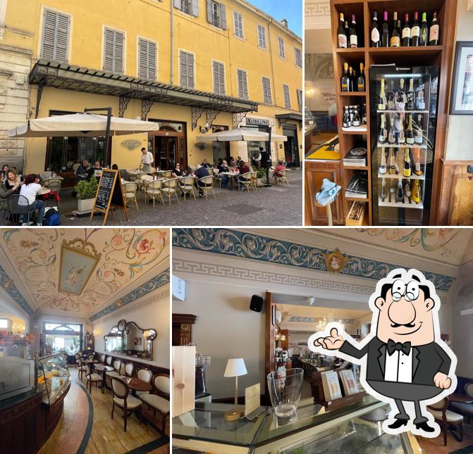 Siediti a un tavolo di Caffè Cavour 900