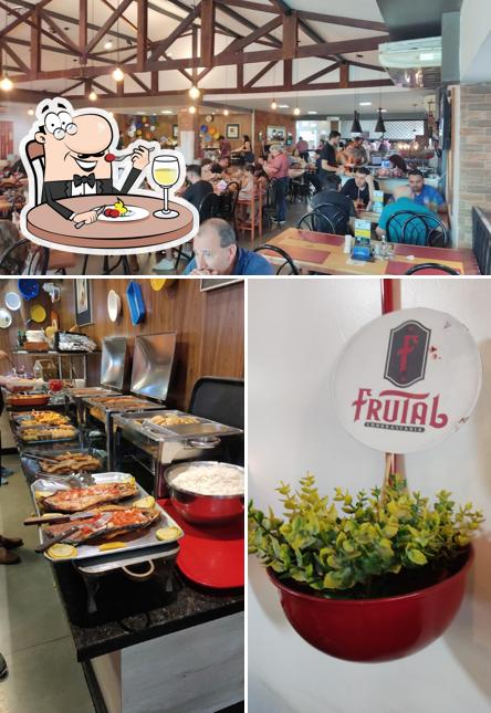 Entre diversos coisas, comida e interior podem ser encontrados no CHURRASCARIA FRUTAL