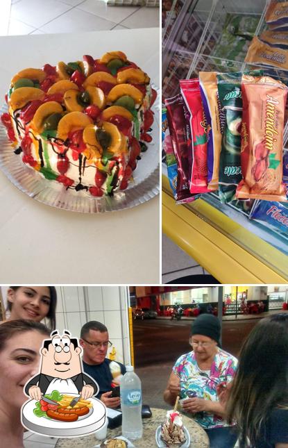 O Sorveteria Elite se destaca pelo comida e mesa de jantar