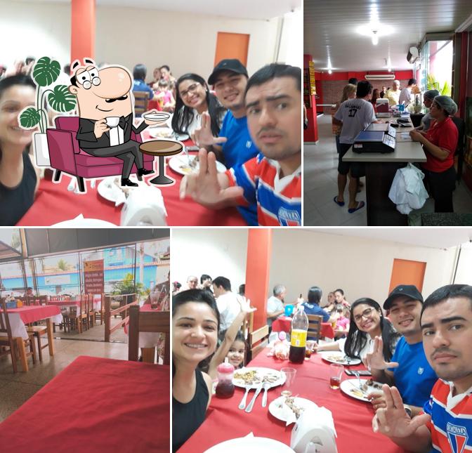 Sente em uma das mesas no Costelão Do Ciariba