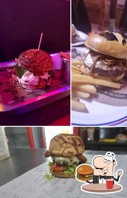 Delicie-se com um hambúrguer no DON RAFONI - SMOKE HOUSE