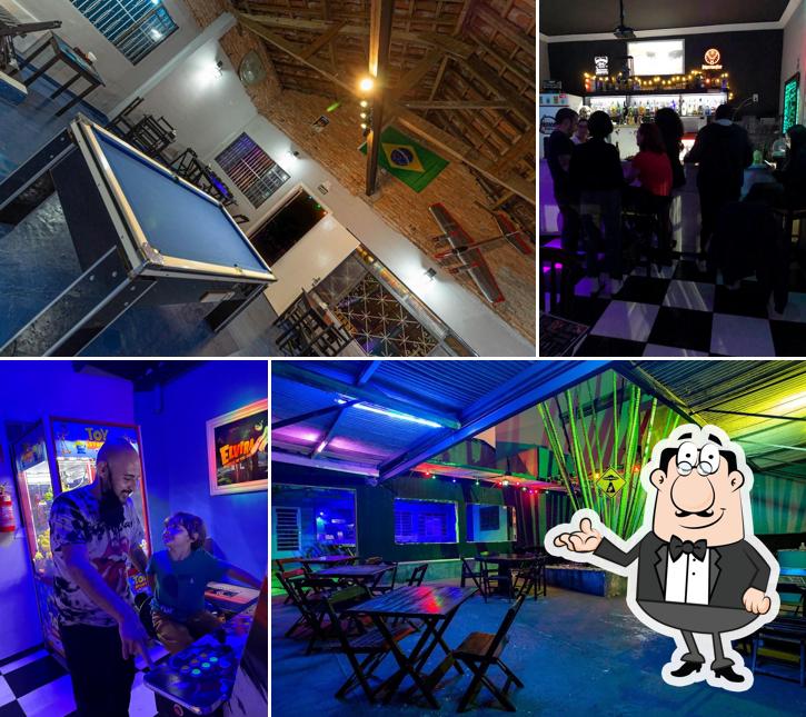 Sente em uma das mesas no Rock Stones Burger