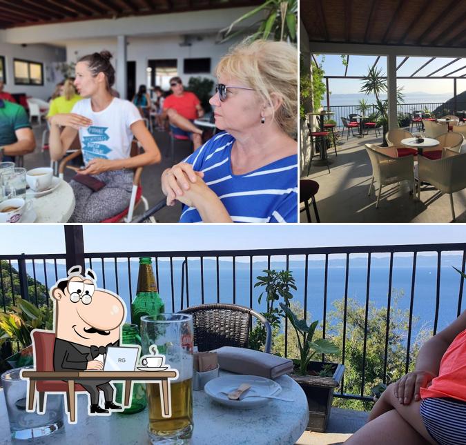 Dai un'occhiata agli interni di Caffe Club Magic