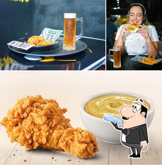 Entre diversos coisas, bebida e comida podem ser encontrados no Coronel Frango Crocante