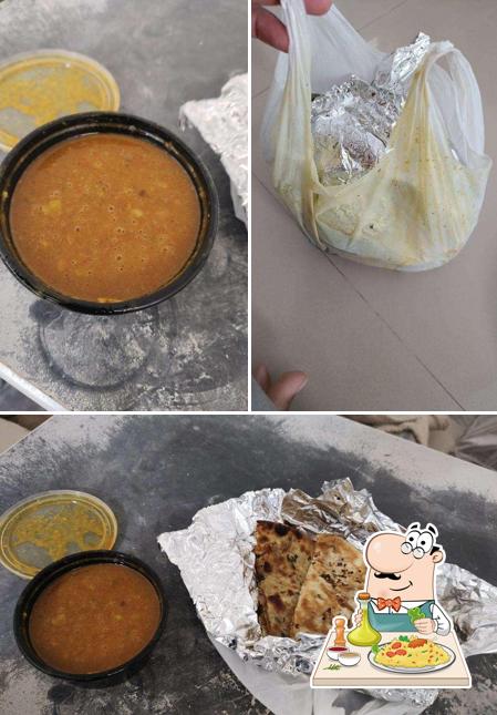 Food at Amritsari Kulcha
