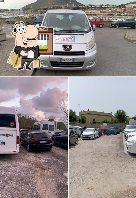 Puoi goderti l'aria fresca da seduto all'esterno di parcheggio L.M di Mario Della Ragione