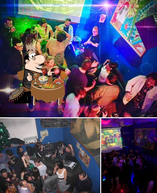 Tra le varie cose da Blob Club si possono trovare la cibo e interni