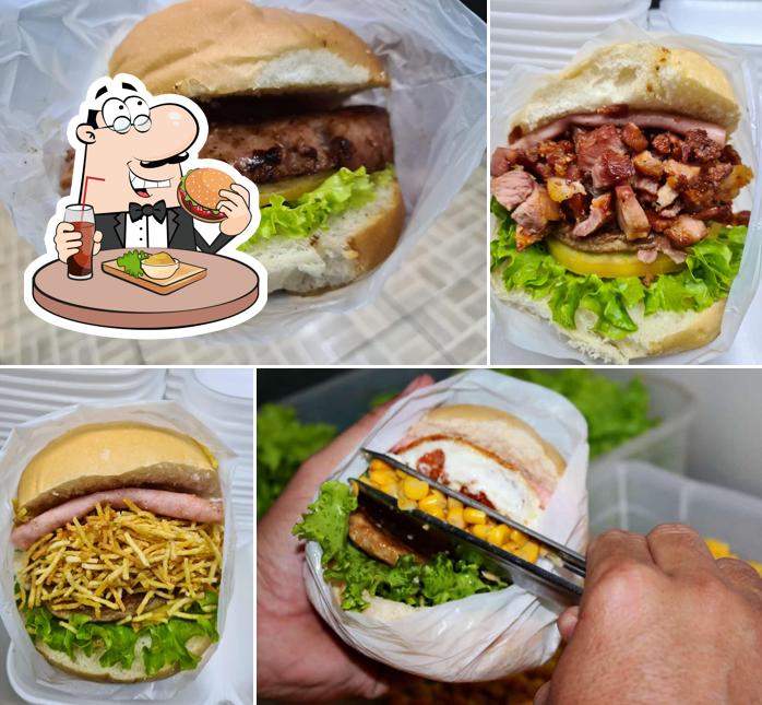 Delicie-se com um hambúrguer no AxBacon Lanches e Açaí