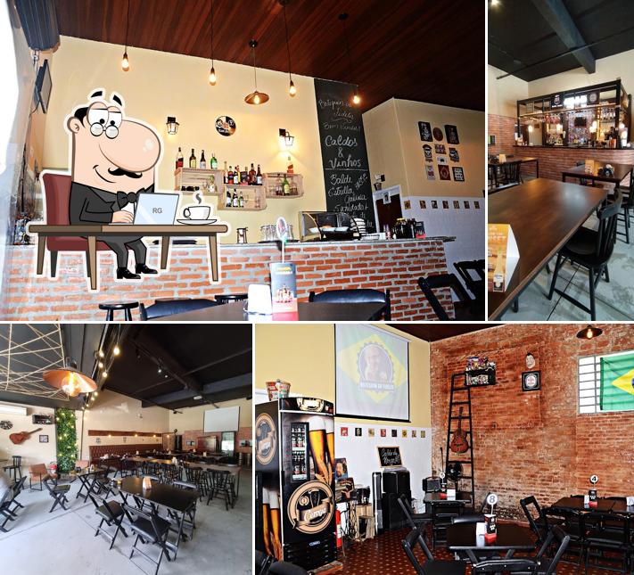 Sente em uma das mesas no Botequim do Fidelis