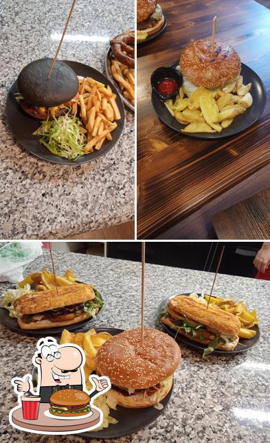 Ordina un hamburger a Black Moon Bistrot