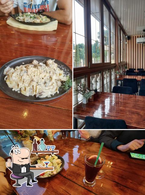 Installez-vous à l'une des tables de Syto-Pyano