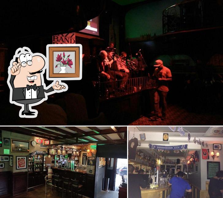 Entre diversos coisas, interior e exterior podem ser encontrados no The Blue Pub