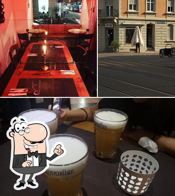 Guarda la foto che mostra la esterno e cibo di Gatto Nero Pub