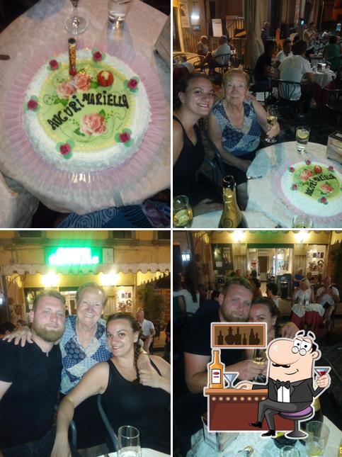 La foto di bancone da bar e cibo da Bar Centrale