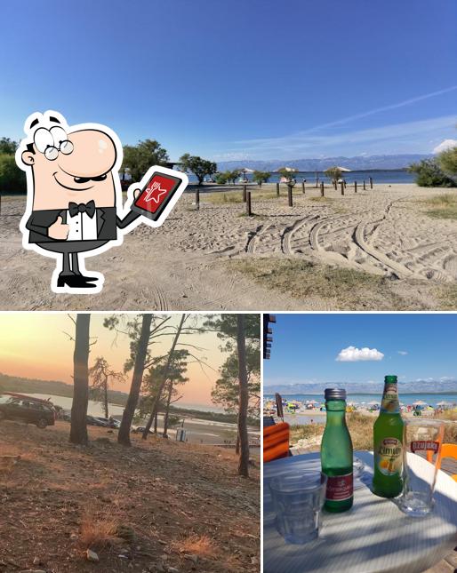 La immagine di esterno e birra da Beach bar Demos - Punta