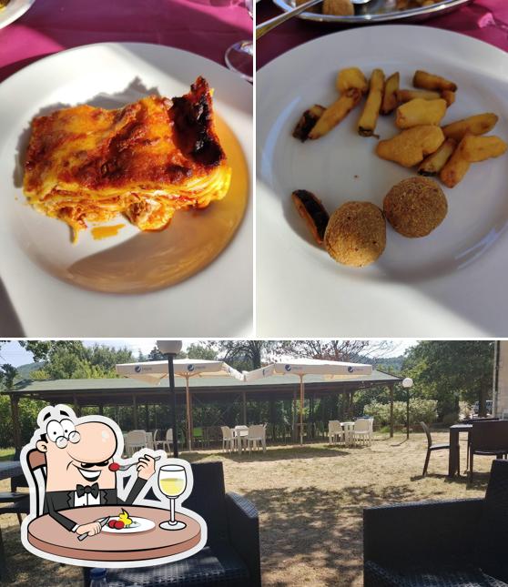 La cibo e interni del ristorante