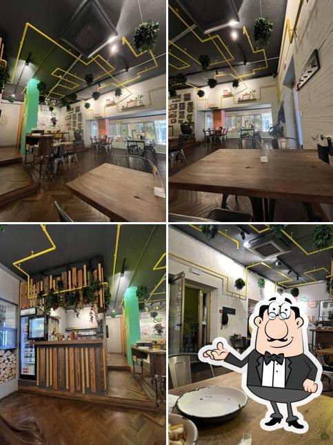 Siediti a un tavolo di Submarine Burger Rijeka