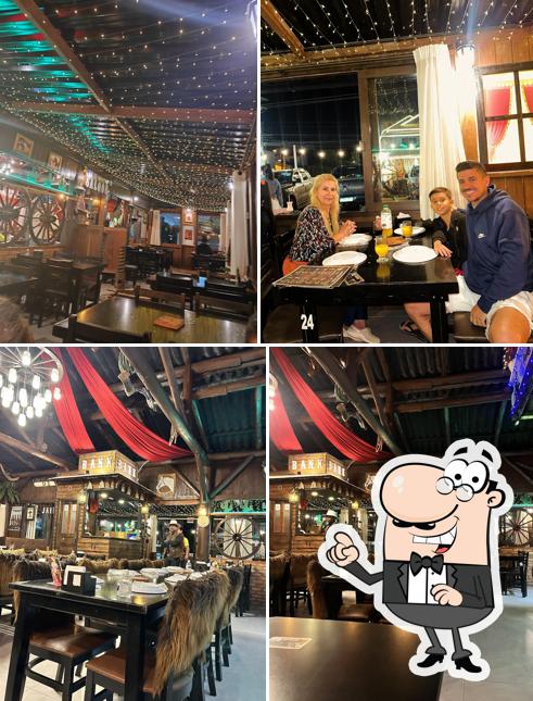 Sente em uma das mesas no Cowboys da Pizza