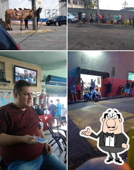 Sente em uma das mesas no Hupa Bar