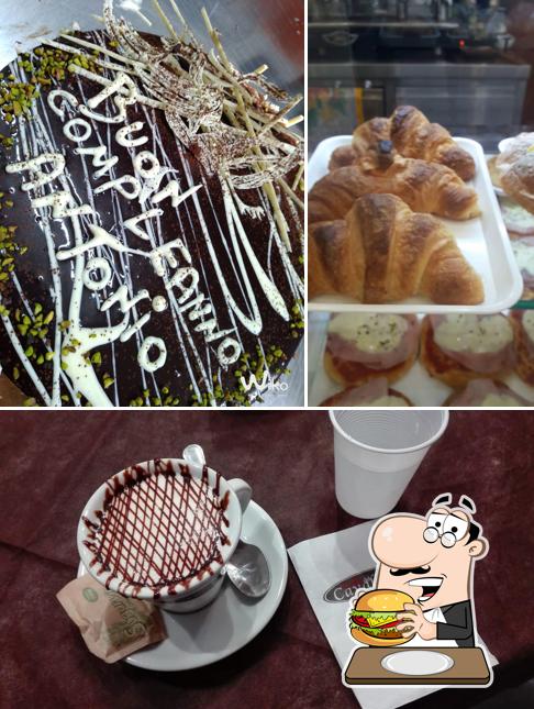Prenditi un hamburger a Caffè Cavaliere