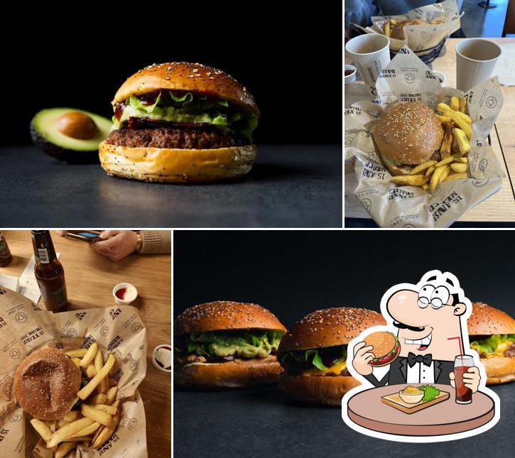 Ordina un hamburger a Holy Cow! Gourmet Burger Co. ETOY