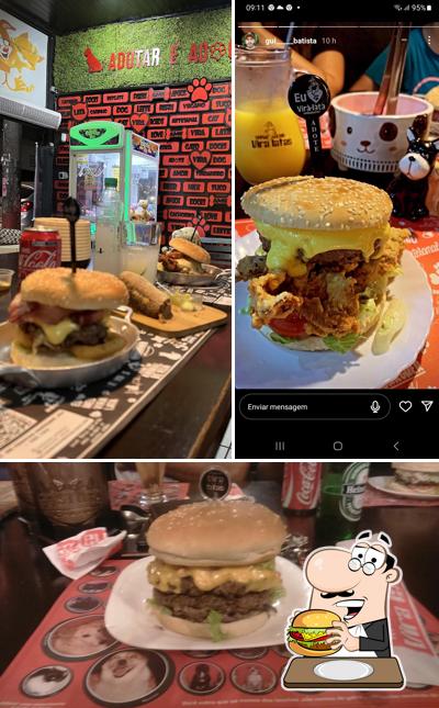 Delicie-se com um hambúrguer no Hamburgueria Vira Latas