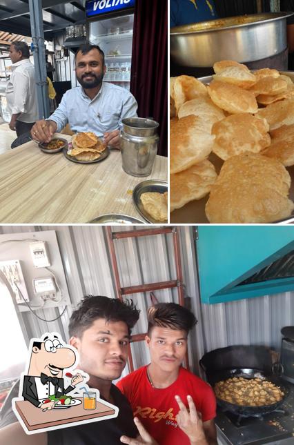 The photo of Hotel Tirupati, Asalkar Bandhu.’s food and interior