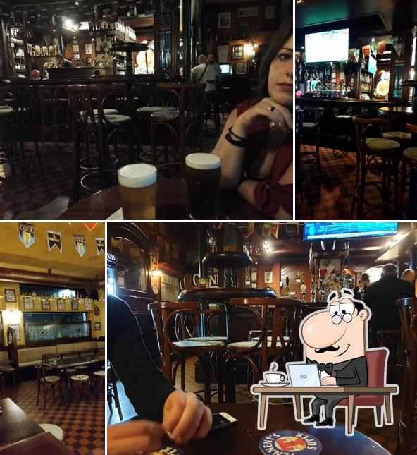 Siediti a un tavolo di Irish Pub