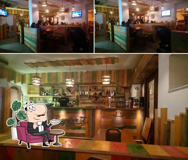 Gli interni di Pub Every Night