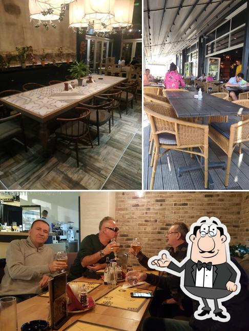 Installez-vous à l'une des tables de Piatto