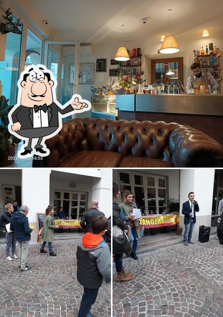 Dai un'occhiata agli interni di Plaza Cafè