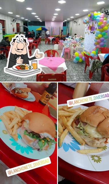 Confira a foto apresentando comida e interior no Lanchonete Diversão
