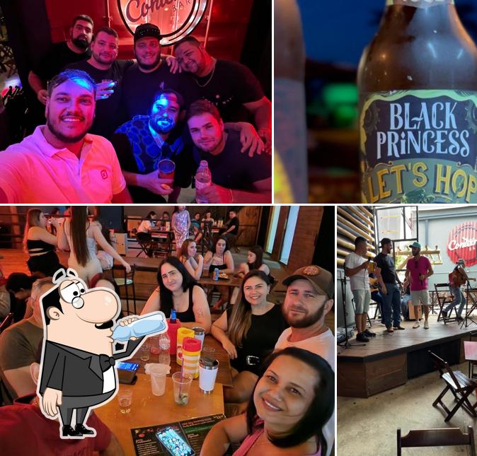 Dê uma olhada a foto apresentando bebida e interior no Contêiner Bar