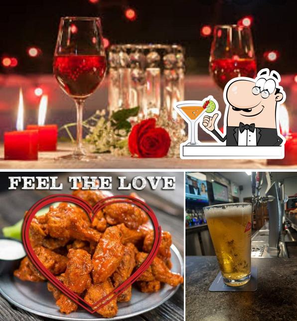 Parmi les différentes choses de la boire et la nourriture, une personne peut trouver sur Colonial Sports Bar