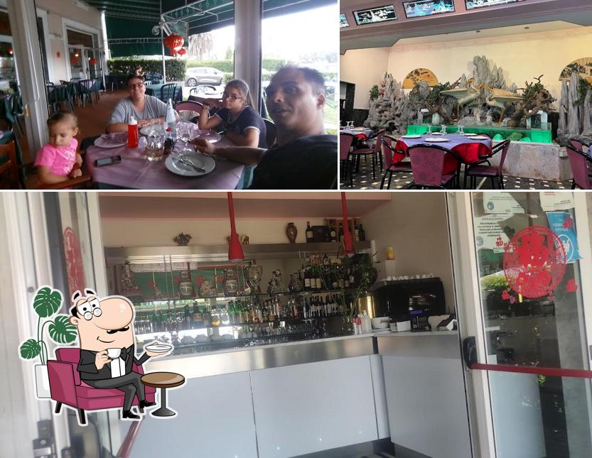 Siediti a un tavolo di La Grande Cina