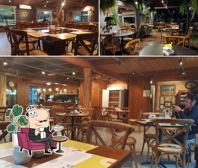 Sente em uma das mesas no Filó Café