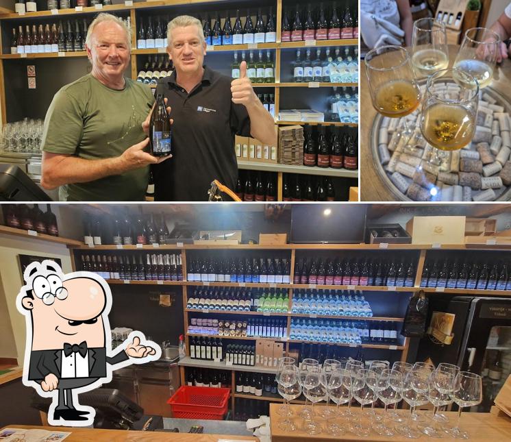 Questa è la immagine che raffigura la interni e cibo di WINE SHOP NADA, BAŠKA