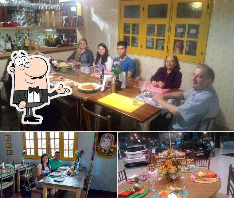 Sente em uma das mesas no Casa de Juja