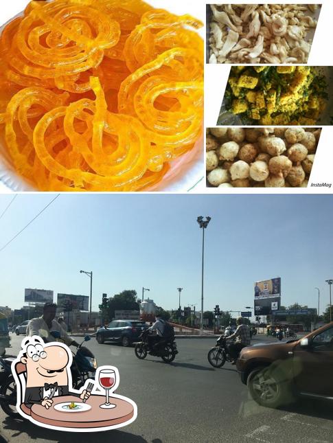 The photo of Shreeji Shree Ganesh Saurastra Ganthiya’s food and exterior