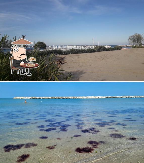 Puoi goderti l'aria fresca da seduto all'esterno di Chalet del Mare