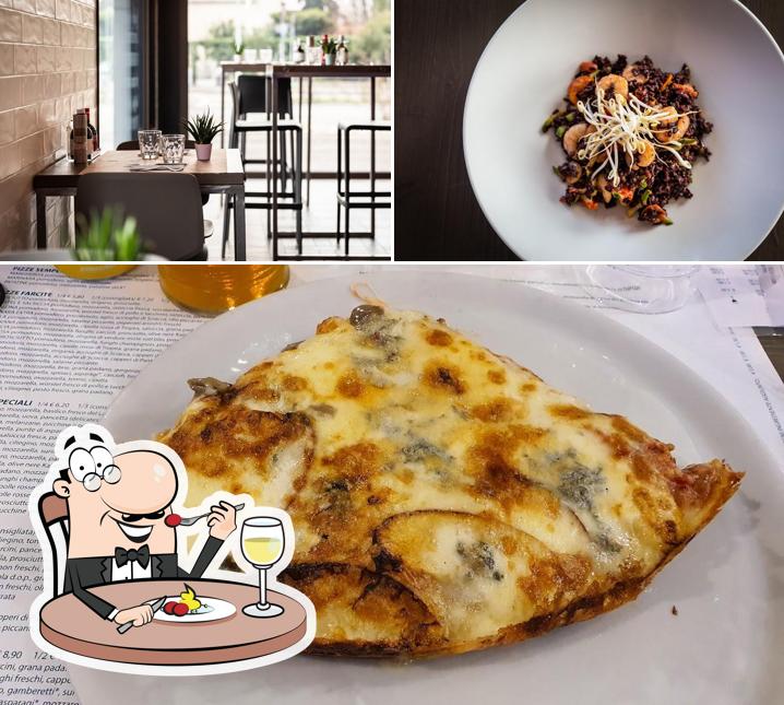 La immagine della cibo e tavolo da pranzo di Pizzeria Linus Brescia