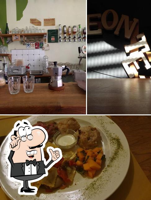 Siediti a un tavolo di Trattoria Camaleonte